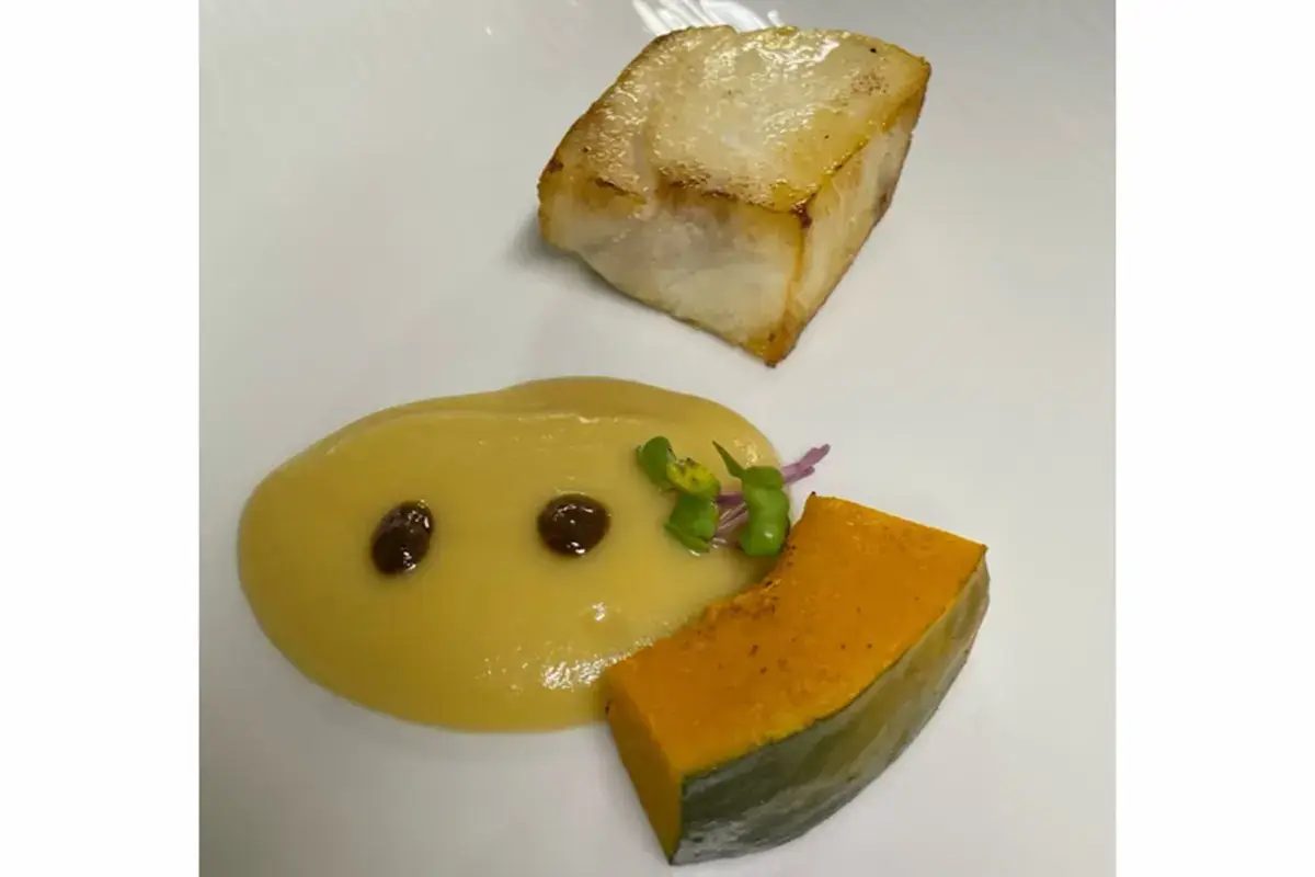 Morone con salsa di porri e mele, ceviche di mare, zucca al curry Grand Hotel di Alassio, dove tradizione e innovazione si incontrano davvero