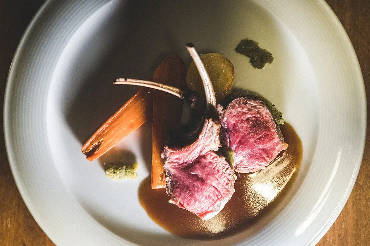 Carré d’agnello in crosta di Grana Padano dop 30 mesi ed erbe fini, carote arrostite e spirale di patate Antica Cascina San Zago, a Salò il secondo appuntamento di