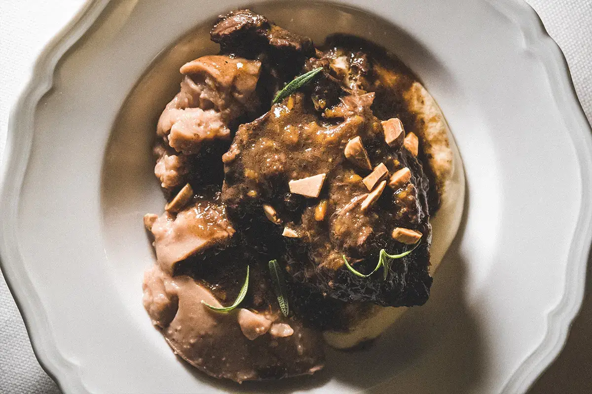 Cuscino morbido, guancialino di vitello stufato, polenta di castagne e fonduta di Grana Padano Dop 18 mesi &ldquo;Nati per stare insieme&rdquo; a Milano da Trattoria Masuelli San Marco