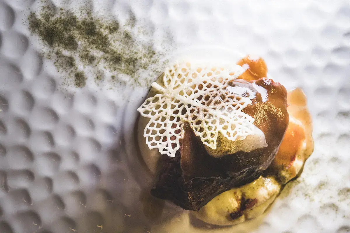 Autunno (guancia di vitello su crema di sedano rapa e Grana Padano Dop 18 mesi, purea di pere caramellate e polvere di spinaci) &ldquo;Nati per stare insieme&rdquo; si tinge di Sicilia con Cristian Benvenuto