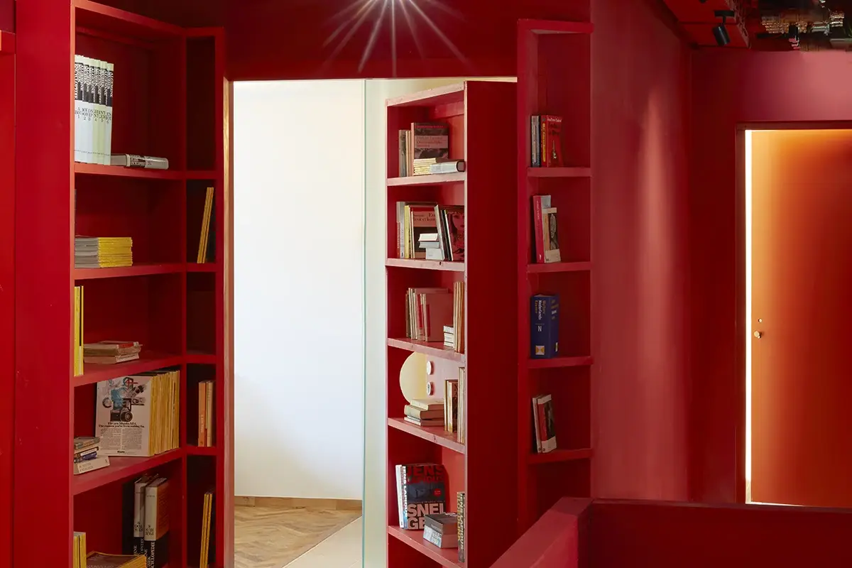 La stanza Secret Book Case Dormire in un orologio a cucù e non solo? A Rotterdam è possibile