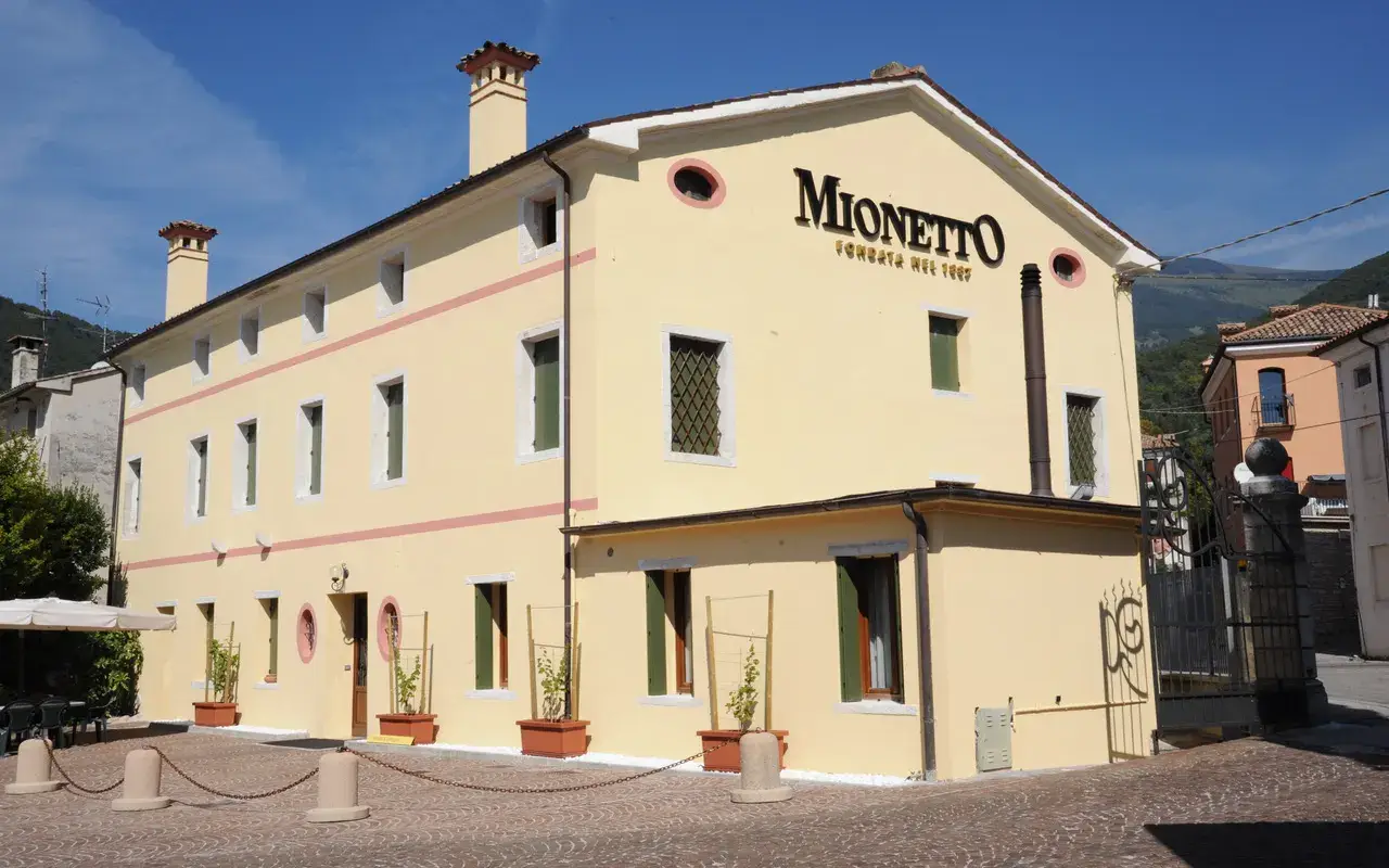 La sede della cantina a Valdobbiadene (Tv) Pluripremiata MionettoPorta in cantina tre ori e un argento