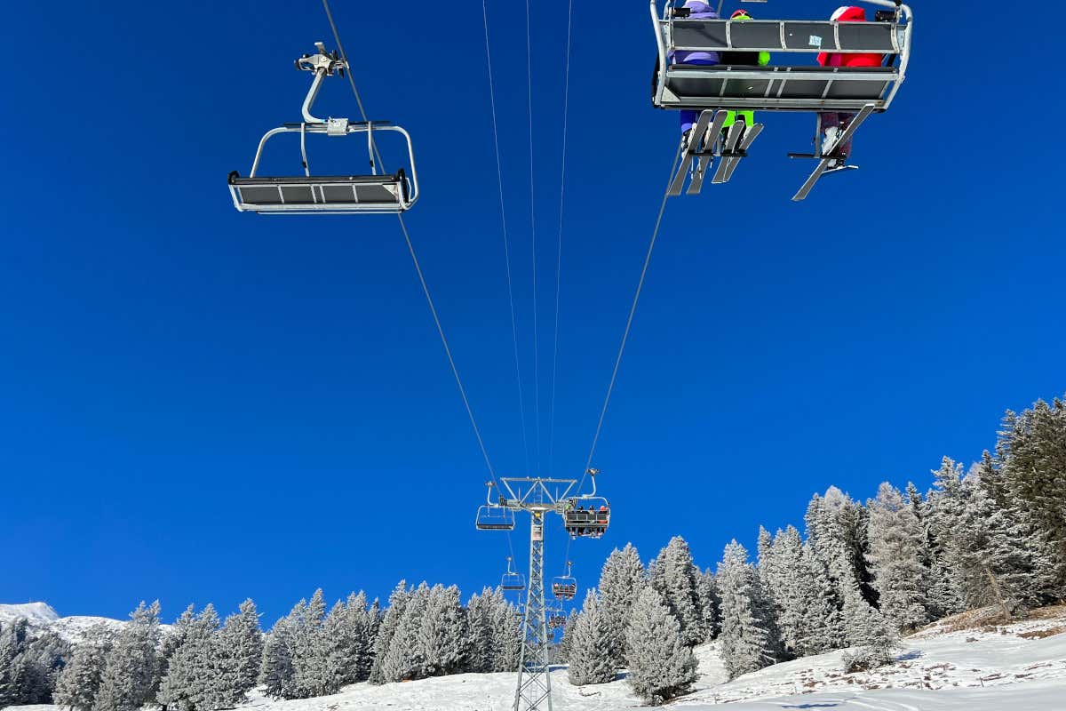Alpe di Siusi sciatrice di 83 anni cade dalla seggiovia e muore