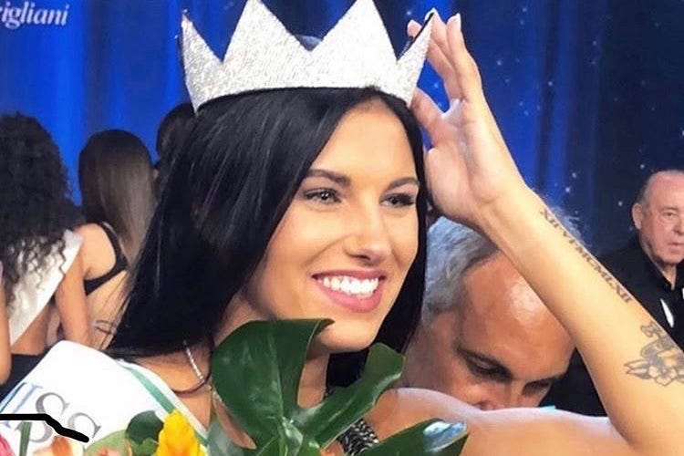 Carolina Stramare raggiante con la corona di Miss Italia (Il segreto di Miss Italia Spaghetti e 3 litri d’acqua al giorno)