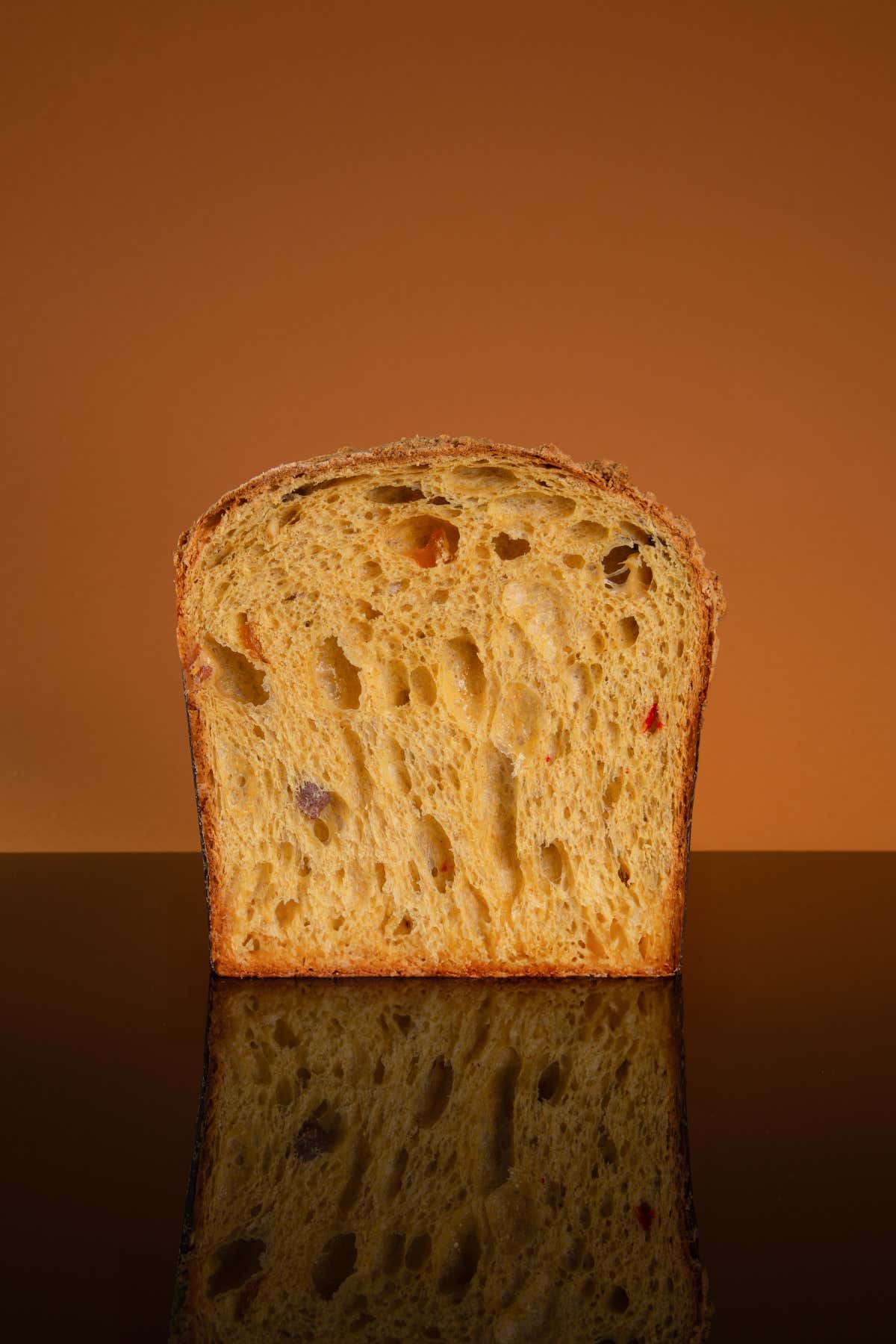 Pomodori semi-dry, speck, provola affumicata, glassa all’aceto balsamico e crumble di Parmigiano compongono un lievitato che nasce come panettone e diventa un prodotto trasversale. Una proposta salata che reinterpreta in chiave contemporanea il concetto di pasticceria da ricorrenza.