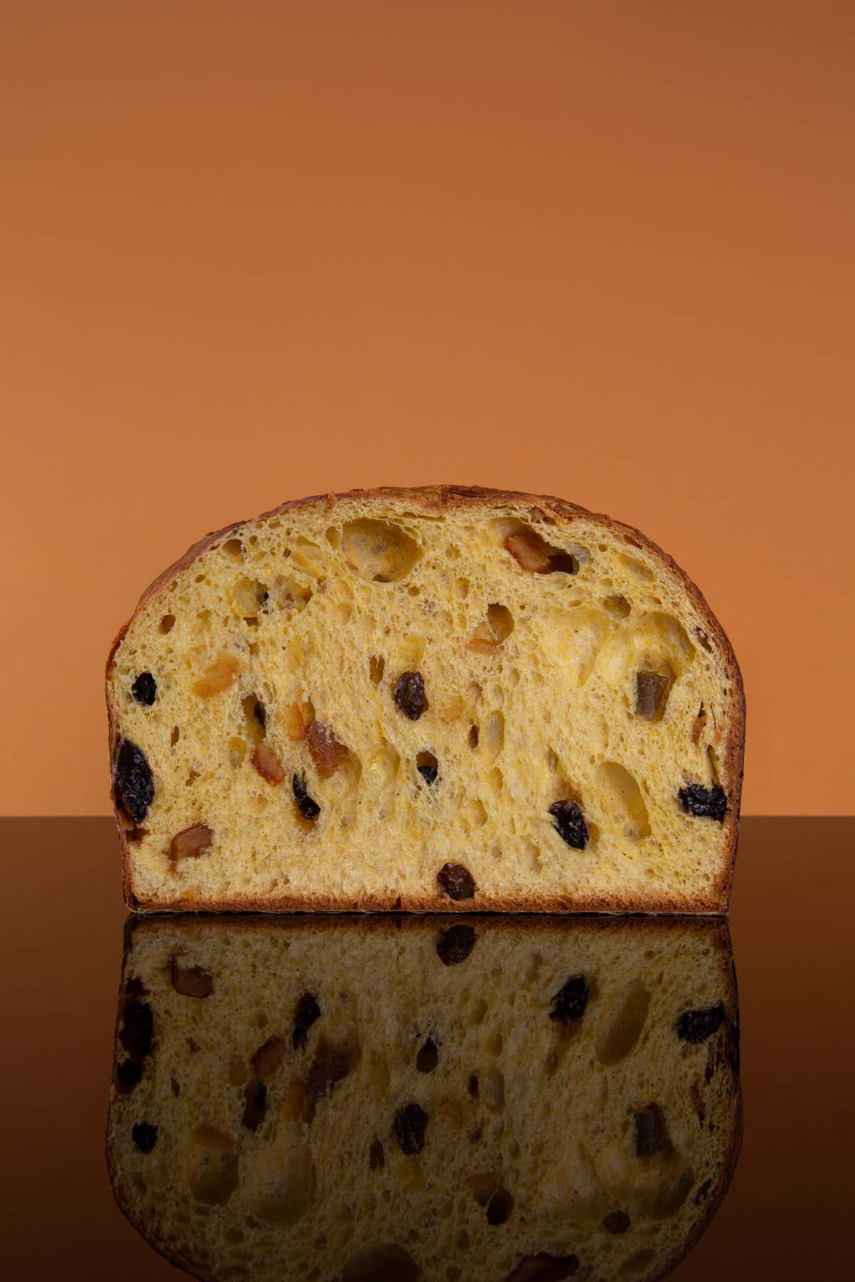 Trent’anni di lievito madre, farina Magistrale, vaniglia in bacche, burro fresco e uova da galline allevate all’aperto. La frutta candita è autoprodotta, l’uvetta arriva dal Cile, il miele dagli alveari di Lorenzo Campagnolo. Una filiera tracciata e autentica che emerge in ogni morso.