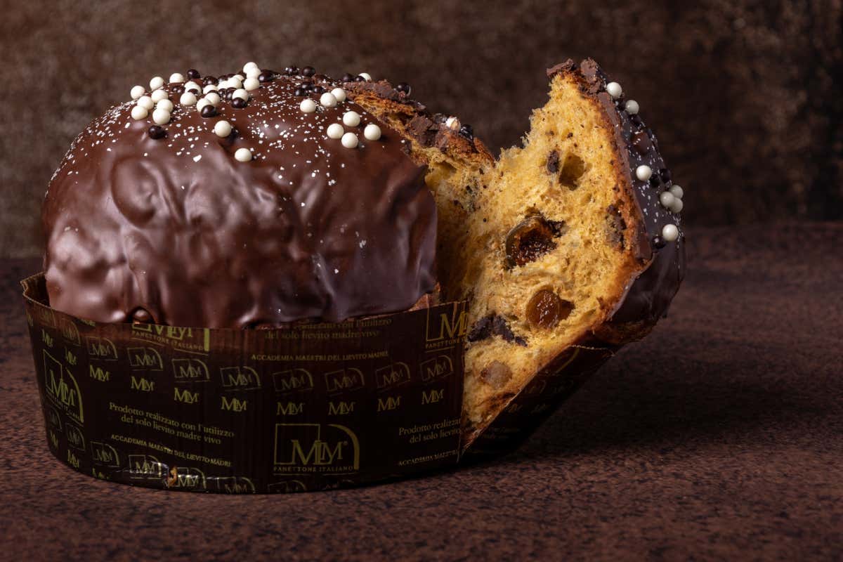 Un’edizione limitata che unisce arte e gusto. Fichi, arancia e cioccolato arricchiscono un impasto realizzato con Mora e ricoperto da una glassa al fondente. Il tutto è presentato in una art box illustrata dall’artista iraniano Navid Azimi Sajadi.