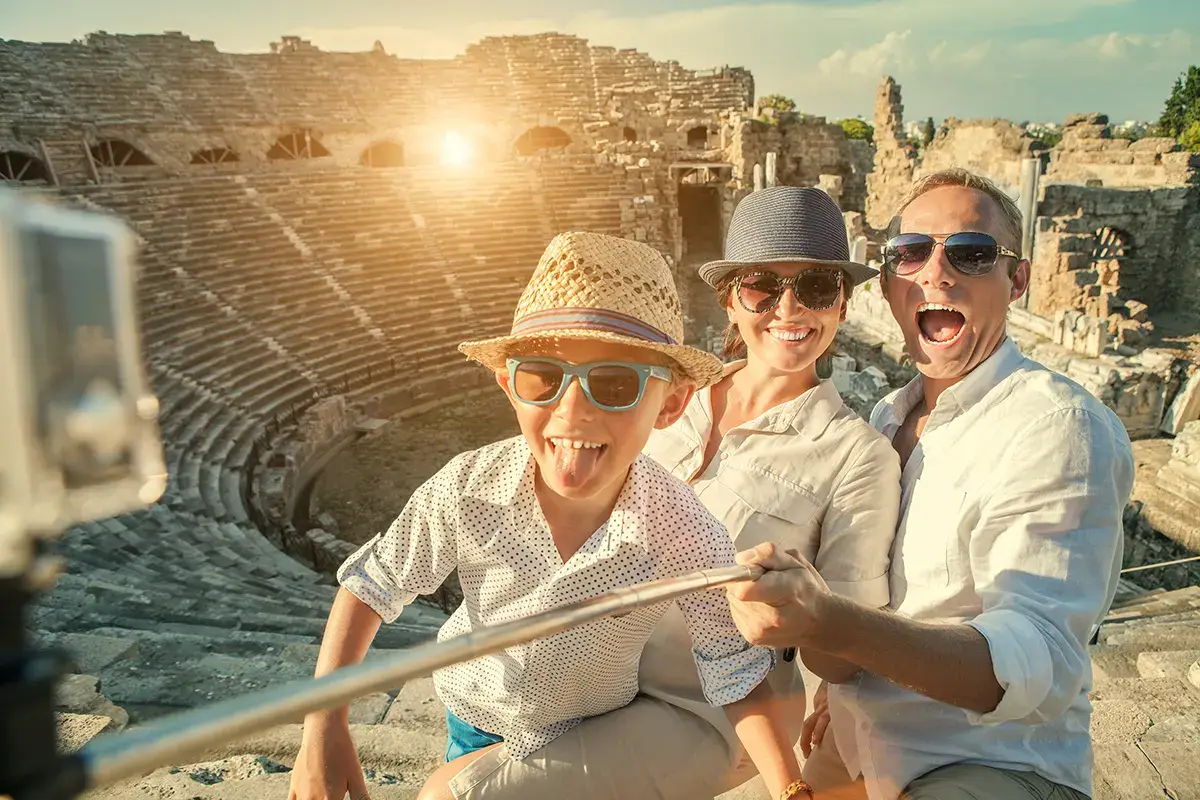 Immancabile il selfie per dire io c'ero Dove andare in vacanza lo dicono gli influencer. Un'occasione per ristoranti e hotel