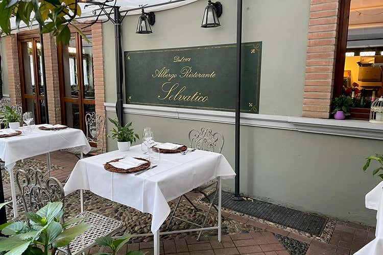 Il dehor del Selvatico Stop proteste, si torna ai fornelli Ma ci sono già disdette last minute