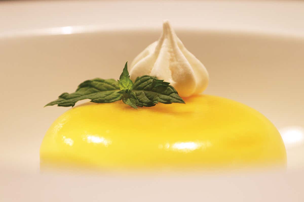 Semifreddo al mango e yogurt Crudo Bar, più di un ristorante: una piccola “rada” sul mare