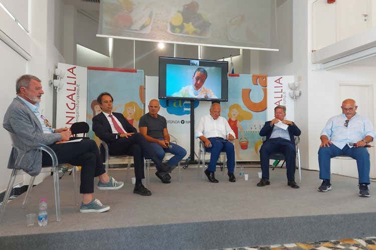 Alberto Lupini, Roberto Calugi, Enrico Derflingher, Gioacchino Bonsignore e Claudio Sadler -  Cuochi e ristoratori  a una voce sola «Avanti insieme e con più umiltà»