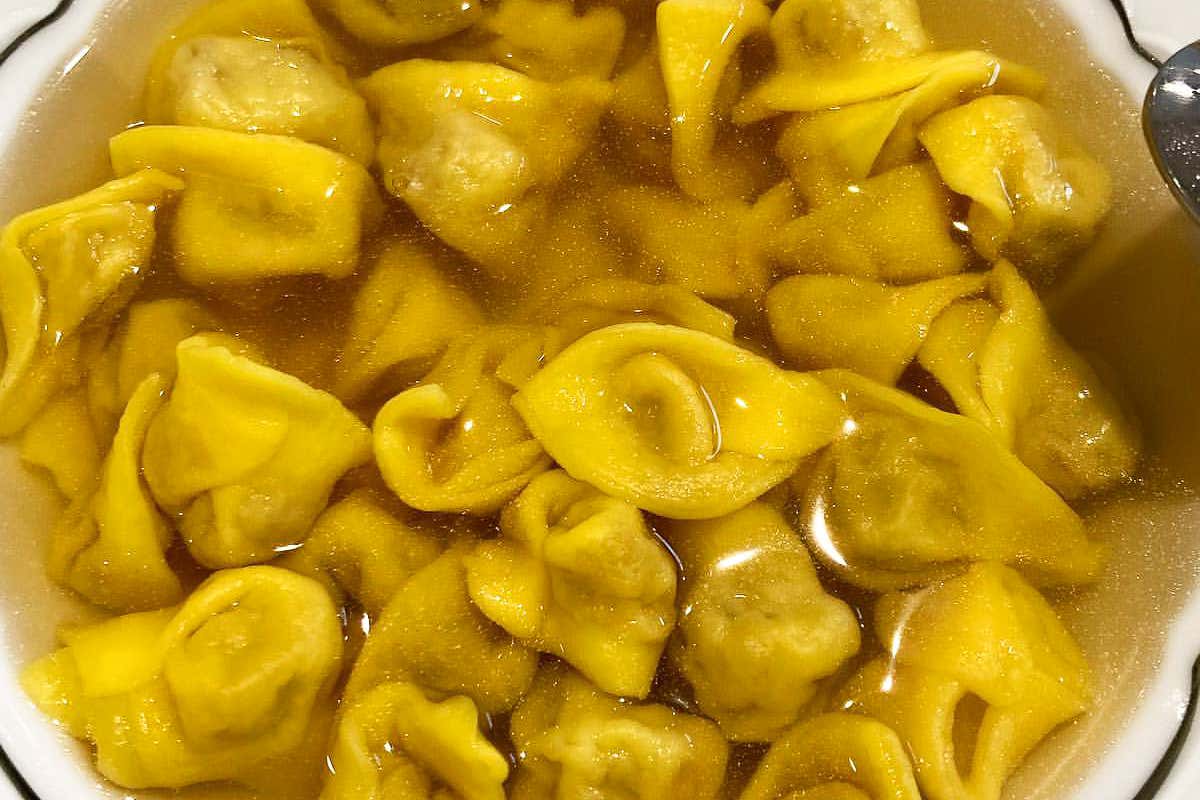 Cappelletti in brodo Mercato Trattoria Pop, a Senigallia un luogo diverso dove regna la carne