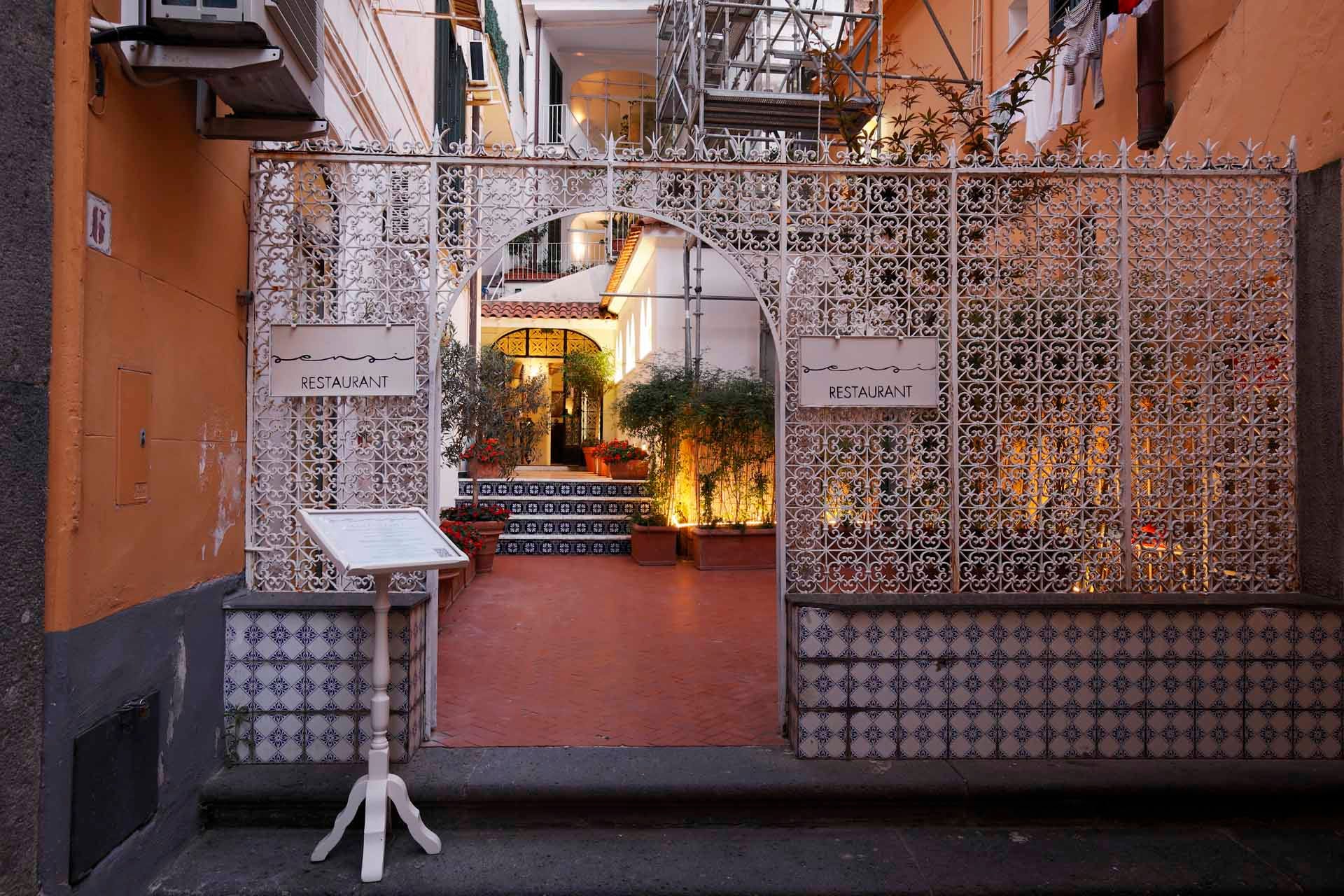 L'ingresso del Sensi Restaurant  Sensi Restaurant cena con vista sul lungomare di Amalfi