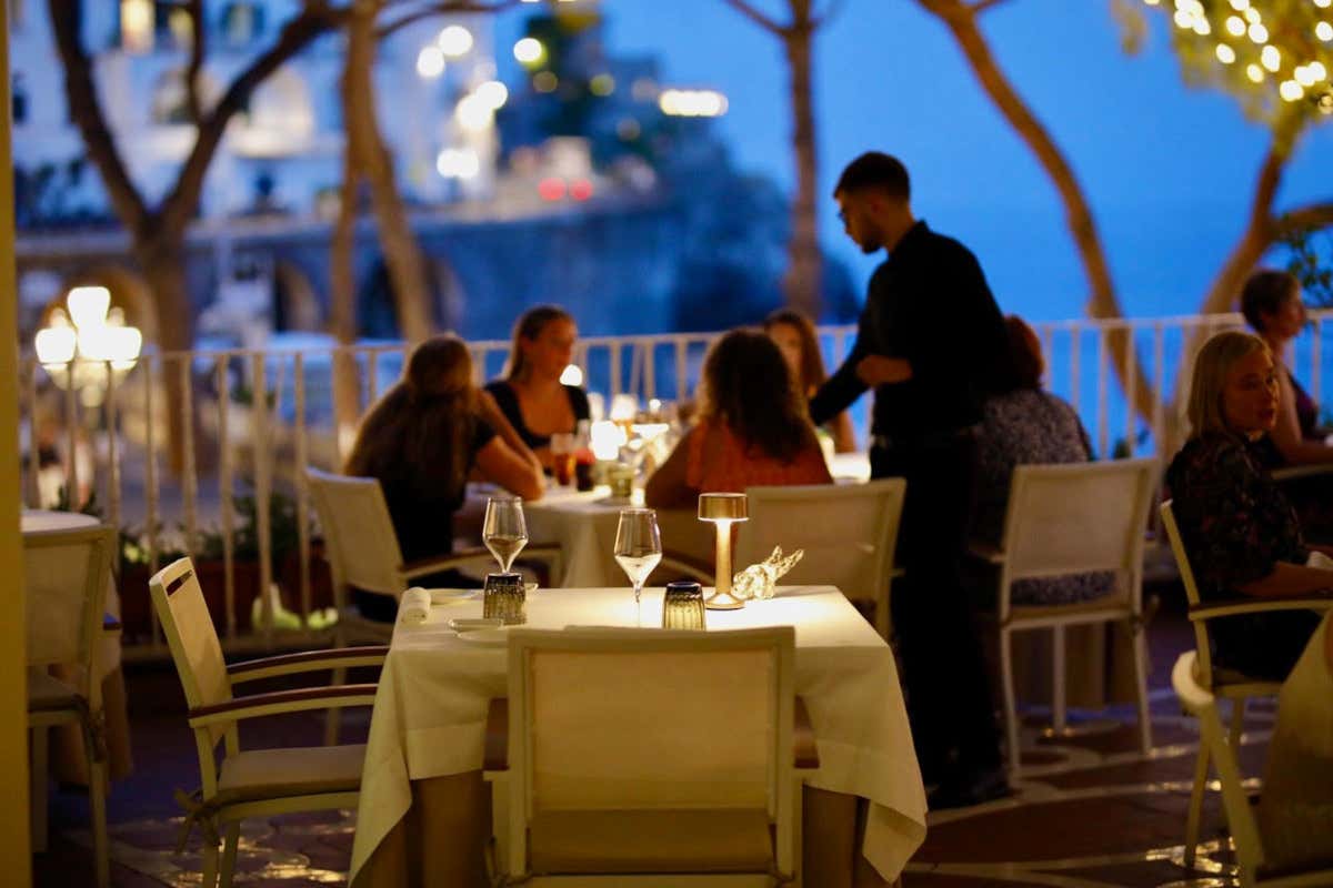 Sensi Restaurant ad Amalfi  Sensi Restaurant cena con vista sul lungomare di Amalfi