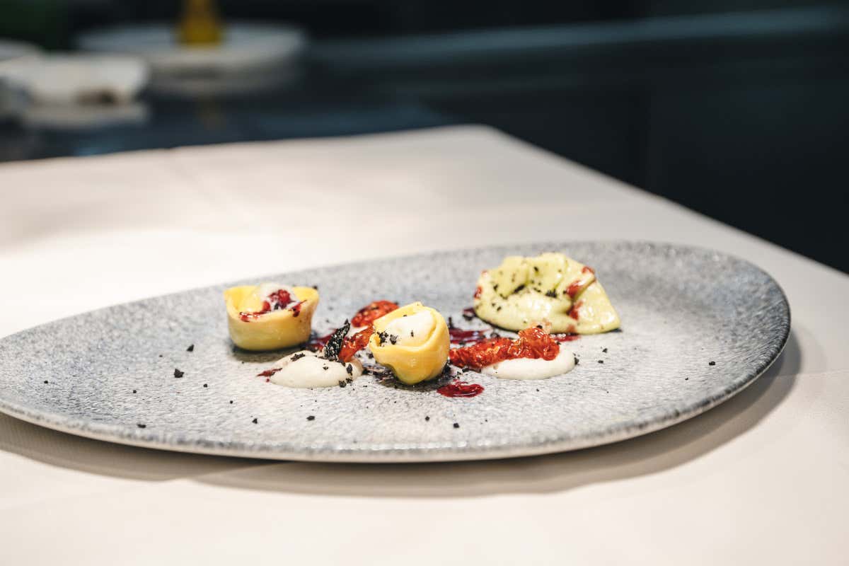 Nei piatti 15 anni di lavoro in Alto Adige Hichame El Mahi, un marocchino in Alto Adige. Nel piatto, esplosione di gusti