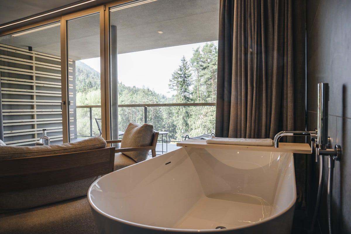 La vasca da bagno di una stanza del Sensoria Dolomites (foto Stefania Mafalda) Al Sensoria Dolomites il benessere passa attraverso il tatto