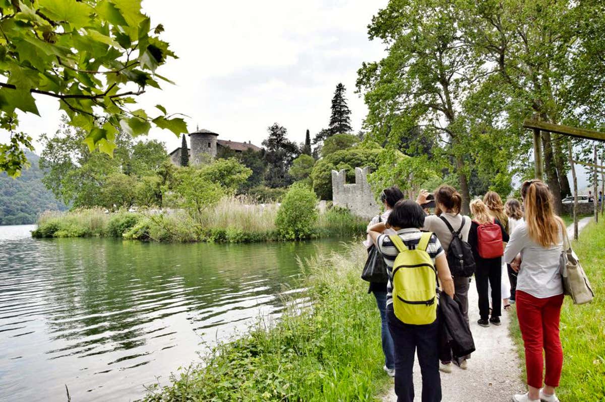 Trekking tra i vigneti della Nosiola (Photo Credit: M.Facci) Nosiola e Vino Santo protagonisti della primavera in Valle dei Laghi