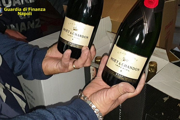 Sequestrati 1400 litri tra champagne e olio - Falsi Moet & Chandon e olio Sapio maxi sequestro nel Napoletano