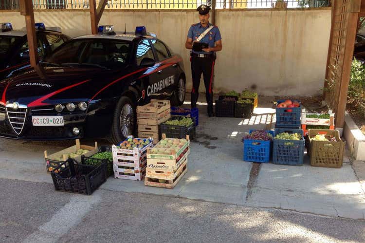Un sequestro di frutta ad opera dei carabinieri (Frutta e verdura non tracciate Sequestrate a Roma 6 tonnellate)