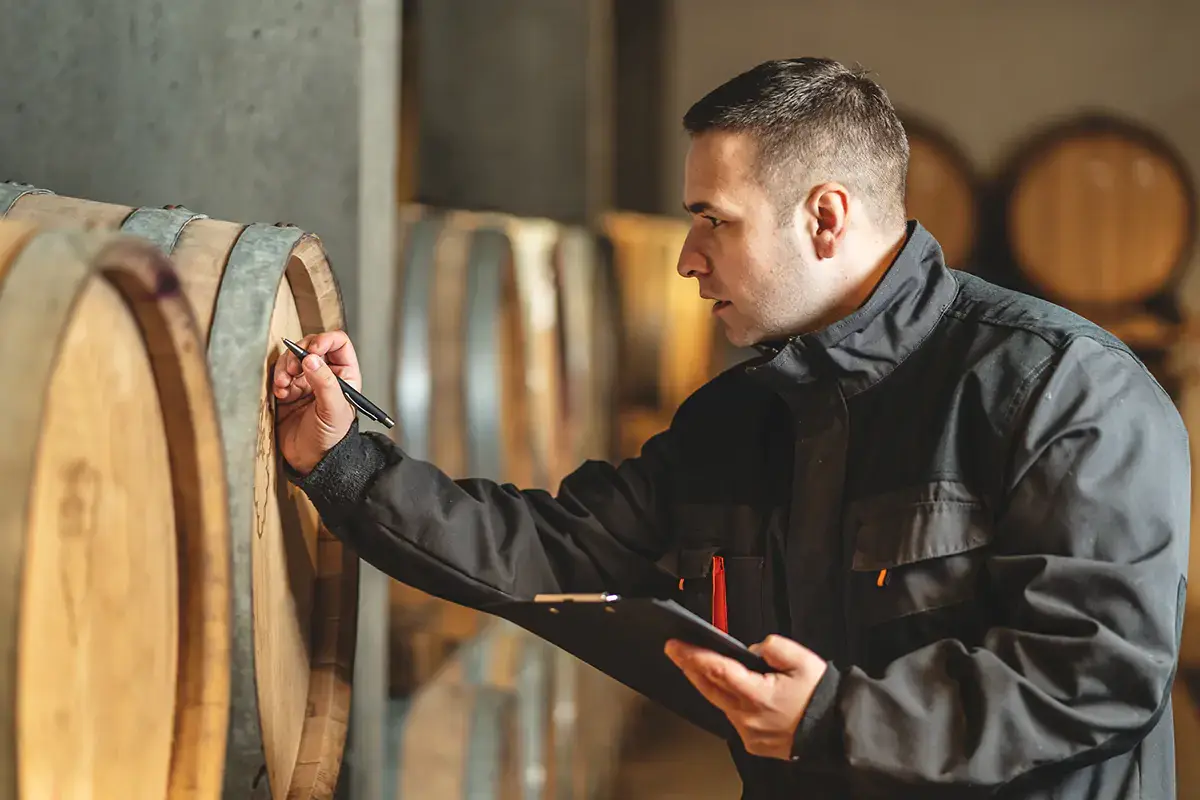 Sequestri per il valore di un milione di euro nelle province di Foggia e Bari Manca la documentazione, sequestrati 10.550 ettolitri di vino in Puglia