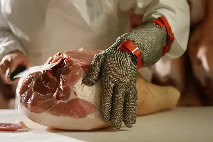 50mila euro il valore della merce sequestrata nell'ambito dell'operazione Barbeque Due Salsicce, cotechini e salami senza indicazione di origine: 50mila euro di sequestri in Emilia