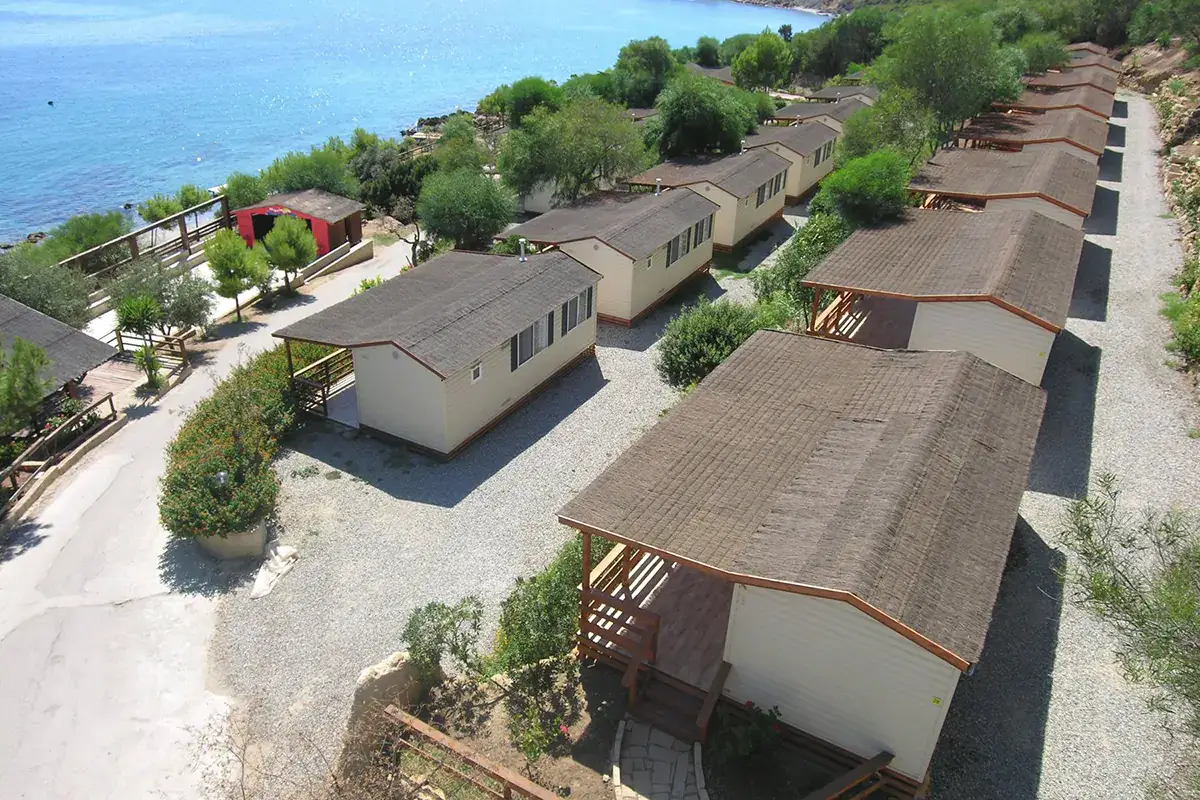Alcune delle sistemazioni presenti all'interno del camping (Fonte: Facebook) A Crotone sequestrato un villaggio turistico per abusi edilizi, 30 gli indagati