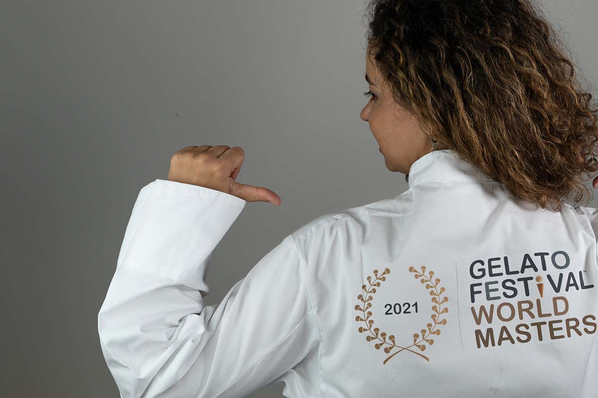 In gara alla semifinale del Gelato Festival World Masters Serena Urzì, dalla toga al toque da gelatiera In gara alla semifinale del Gelato Festival World Masters Serena Urzì, dalla toga al toque da gelatiera