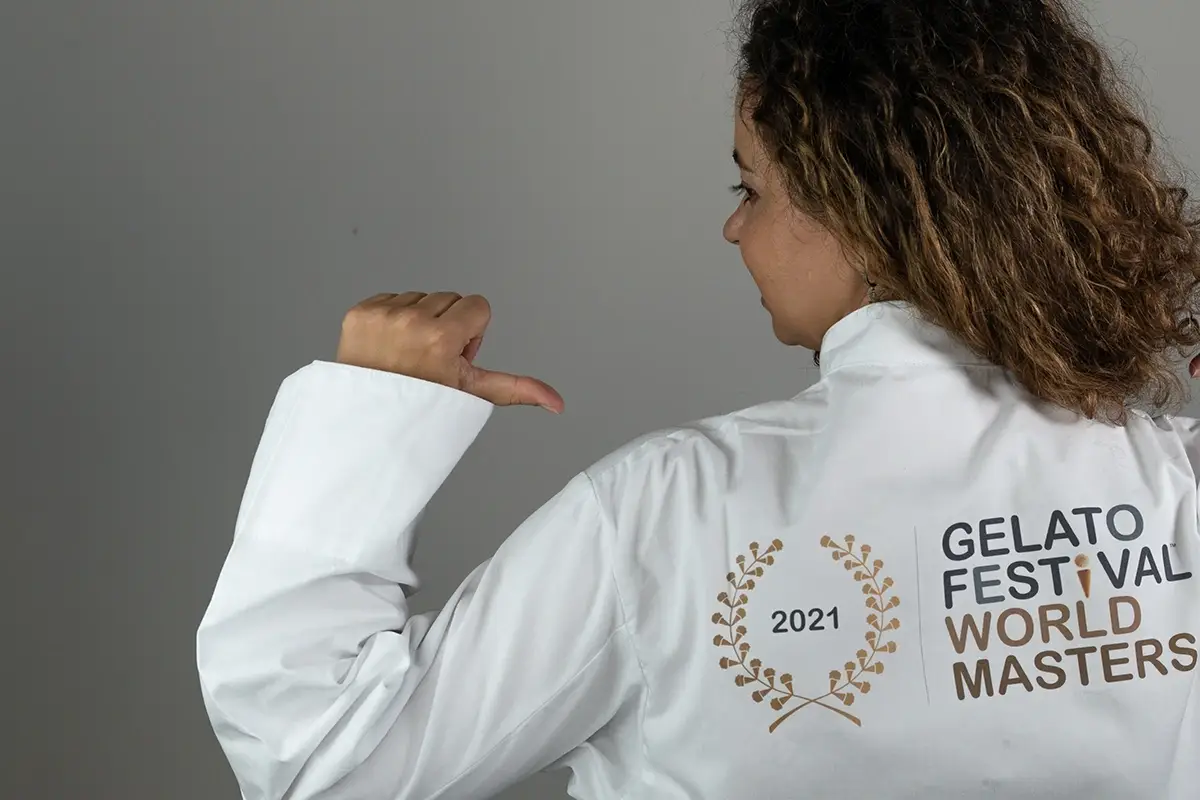 In gara alla semifinale del Gelato Festival World Masters Serena Urz&igrave;, dalla toga al toque da gelatiera