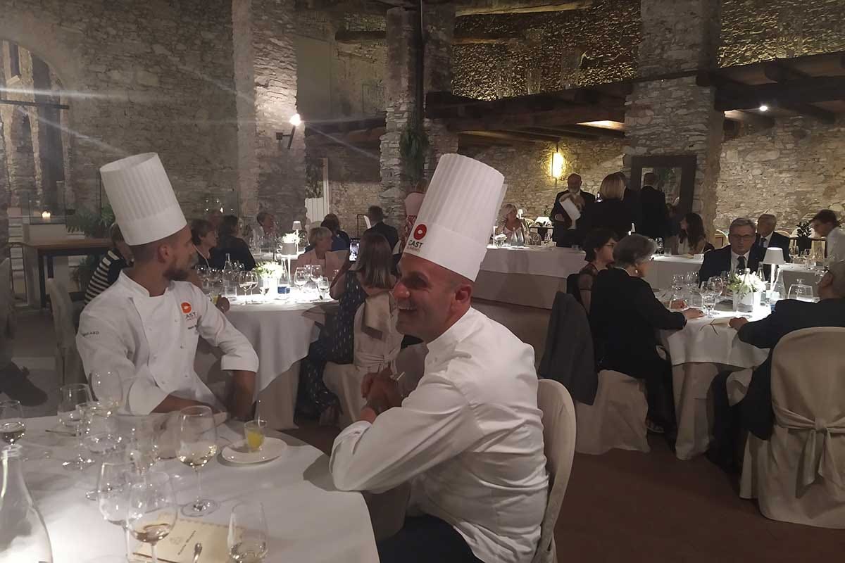 Cena di gala al ristorante Carlo Magno dello chef Beppe Maffioli A Cast Alimenti un premio per la valorizzazione della cucina tradizionale