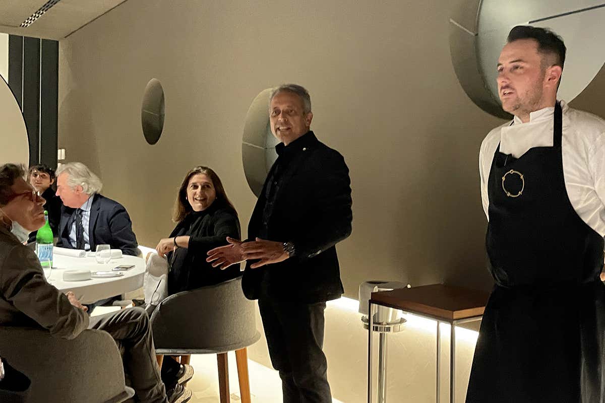 Un momento della serata con lo chef Marco Stagi Bolle Restaurant, il timbro di Pentole Agnelli sulla ristorazione bergamasca Un momento della serata con lo chef Marco Stagi Bolle Restaurant, il timbro di Pentole Agnelli sulla ristorazione bergamasca