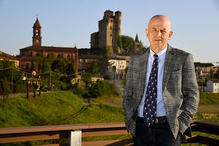 Sergio Moscone - Il castello di Serralunga d'Alba illuminato la sera col Tricolore