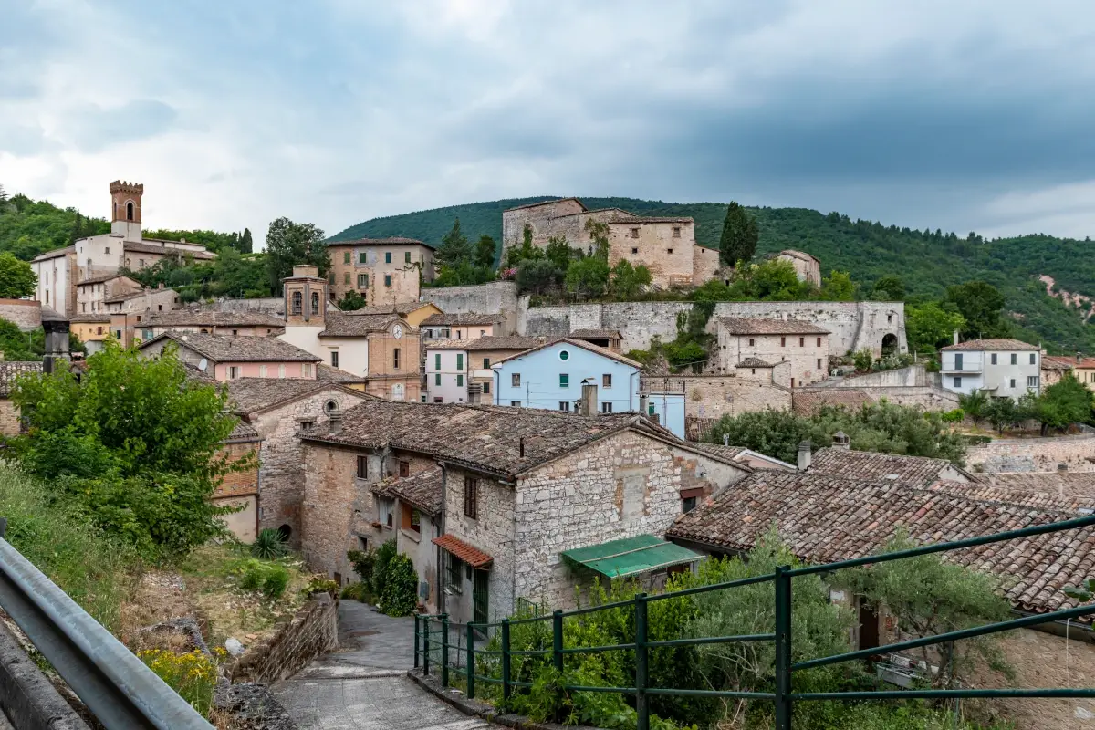 Serrapetrona, provincia di Macerata Il Grand Tour delle Marche fa tappa a Serrapetrona e Macerata