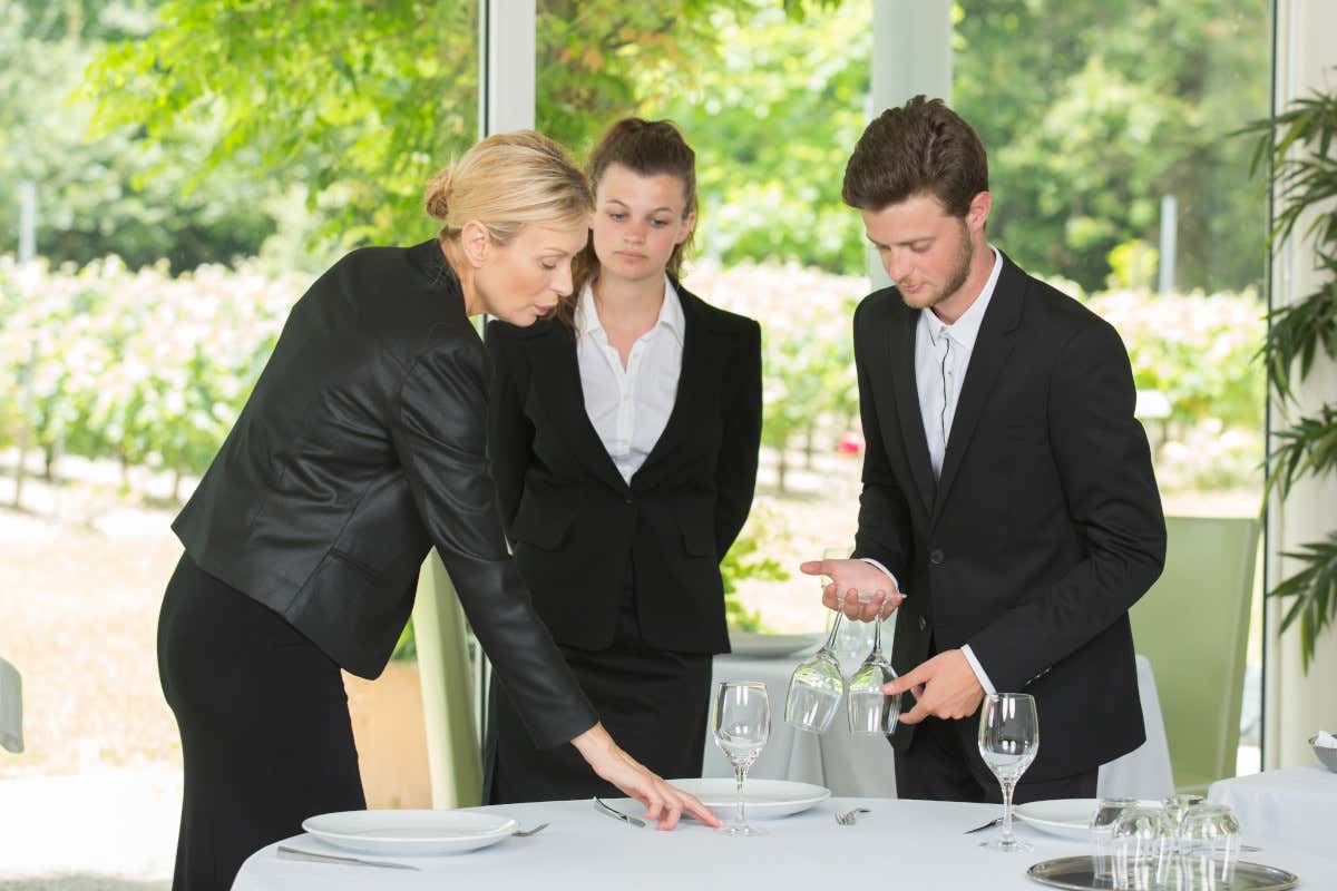 Dalla cortesia all’indifferenza: perché la sala è diventata l’anello debole della ristorazione Dalla cortesia all’indifferenza: perché la sala è diventata l’anello debole della ristorazione