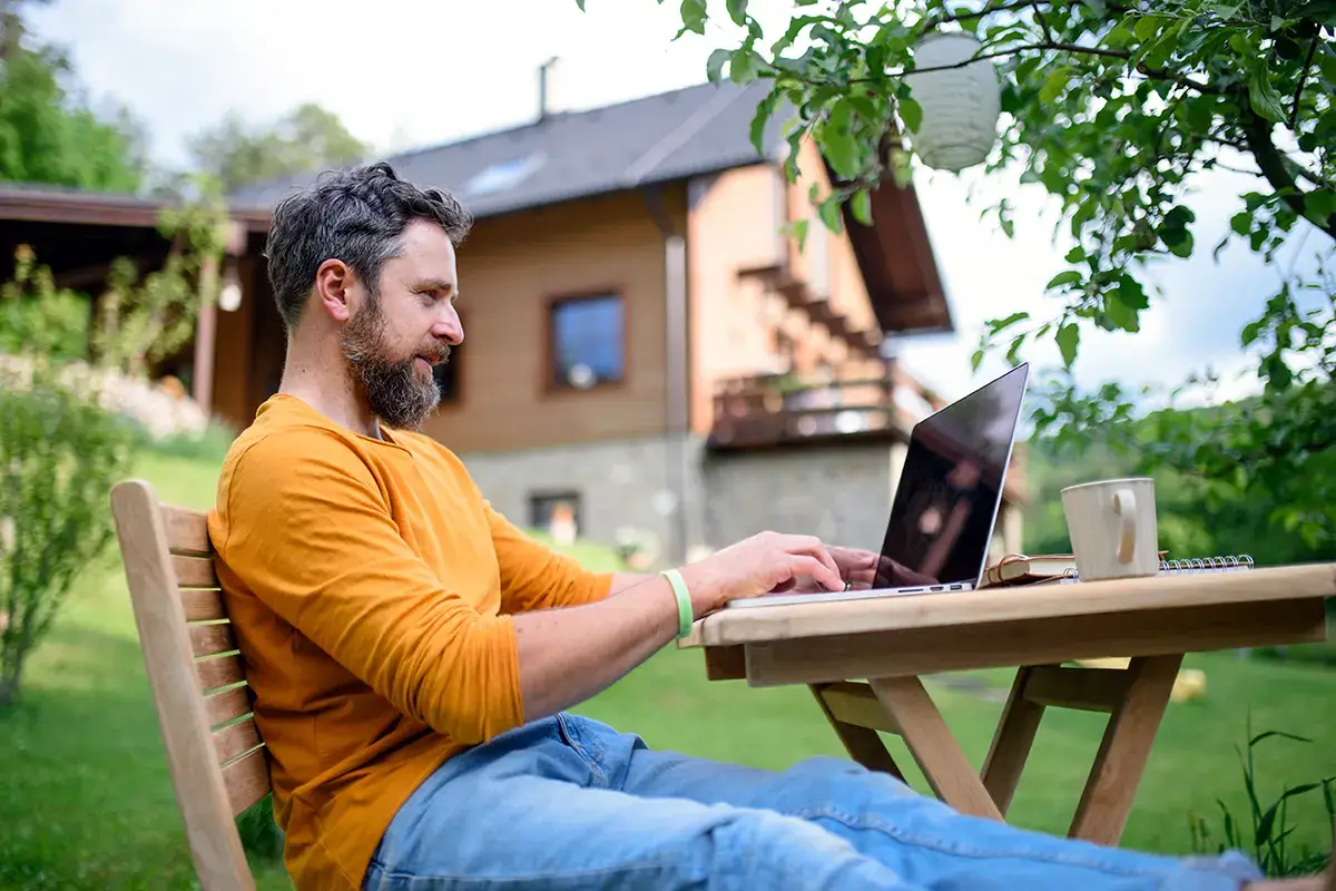 Smart Working in vacanza, qualcuno ci prova Non c'&egrave; aria di lockdown e le ferie di settembre allungano la stagione turistica
