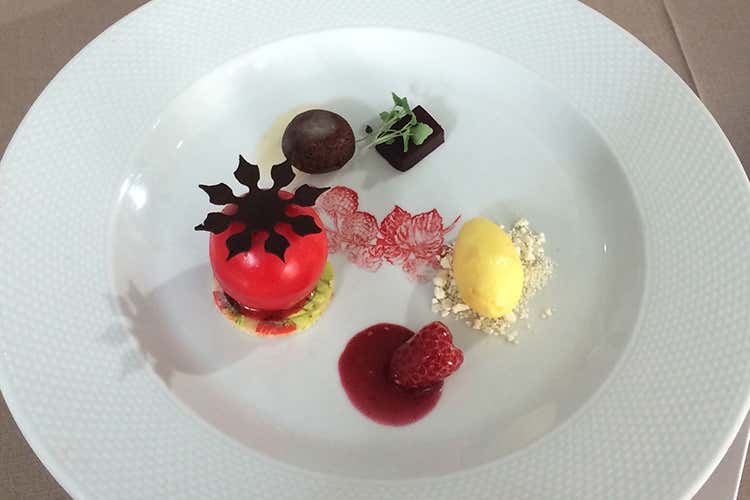 Bonbon di cioccolato di Modica glassato alle amarene brusche di Modena, tortino alle nocciole di Giffoni e gelato alle mele della Val di Non