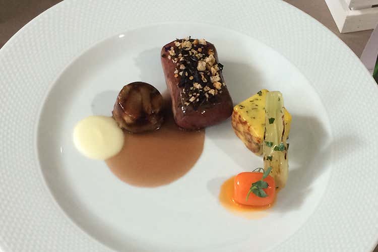 Lombatina di agnello sardo al finocchietto selvatico con la coscia brasata al Chianti e funghi cardoncelli della Murgia