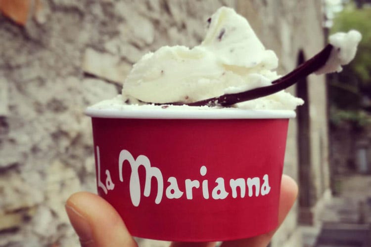 Il gusto alla Stracciatella fu inventato nel 1961 alla gelateria La Marianna  (Una settimana per la Stracciatella Bergamo celebra il suo gelato)