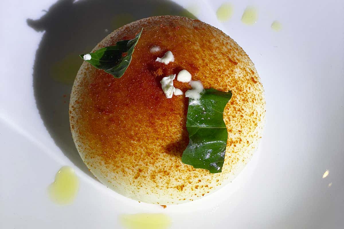 Sfera al pomodoro rosso, cappero, cioccolato bianco con basilico e olio dell’Etna  Cena al San Pietro con Luca Miuccio tra crudi di mare e vini siciliani