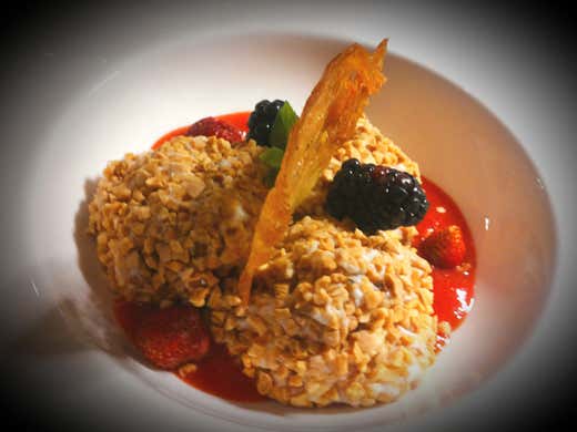 Sfere di ricotta con mandorle pestate e frutti rossi Sfere di ricotta con mandorle pestate e frutti rossi