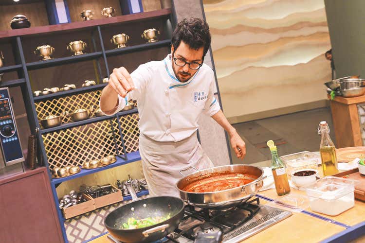 (Sfida culinaria in tv per Fabrizio Ferrari Il cuoco del Porticciolo 84 vola a Seoul)