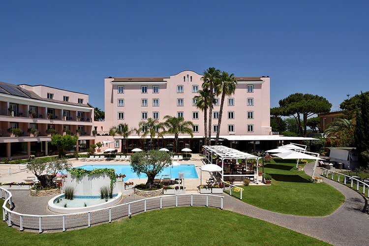 Il Sacra Isola Hotel - Canu sfila all&rsquo;Isola Sacra Hotel In passerella una donna anni &lsquo;80