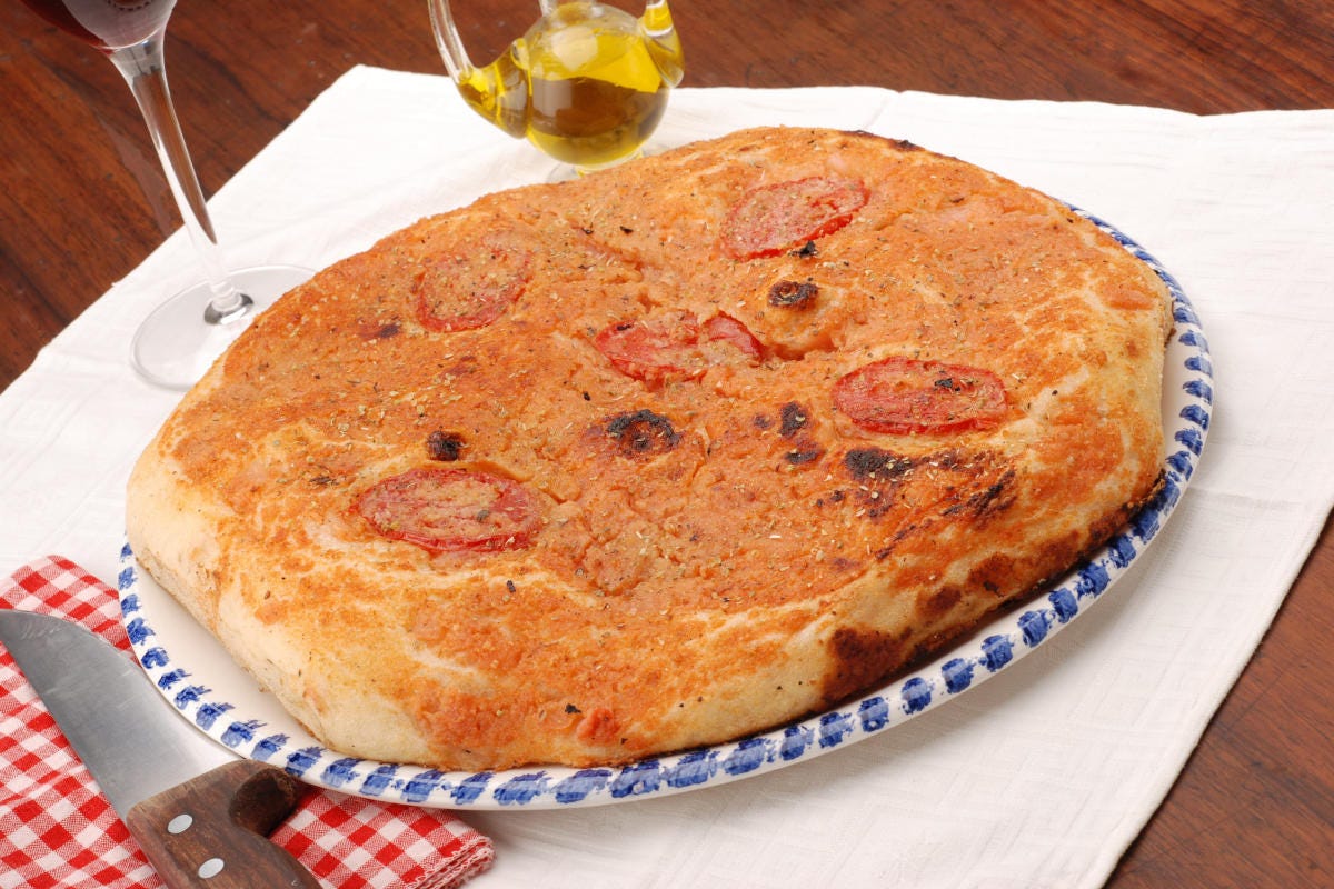 Lo sfincione, una focaccia alta, è un'alternativa alla pizza tradizionale Lo sfincione la focaccia alta siciliana un prodotto da tutelare