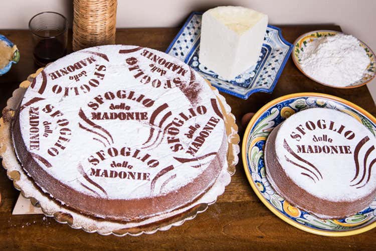 Sfoglio di Polizzi, dolce tipico madonita In Sicilia c&rsquo;&egrave; un cannolo gigante&hellip; ma non si pu&ograve; mangiare