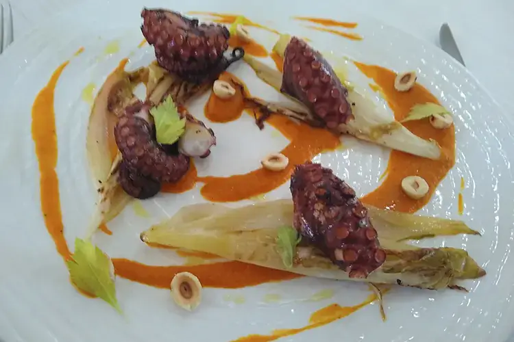 polpo scottato su crema di zucca, nocciole e indivia brasata Sfumature Gourmet punta sull'aperitivo e l'abbinamento bollicine-crudité