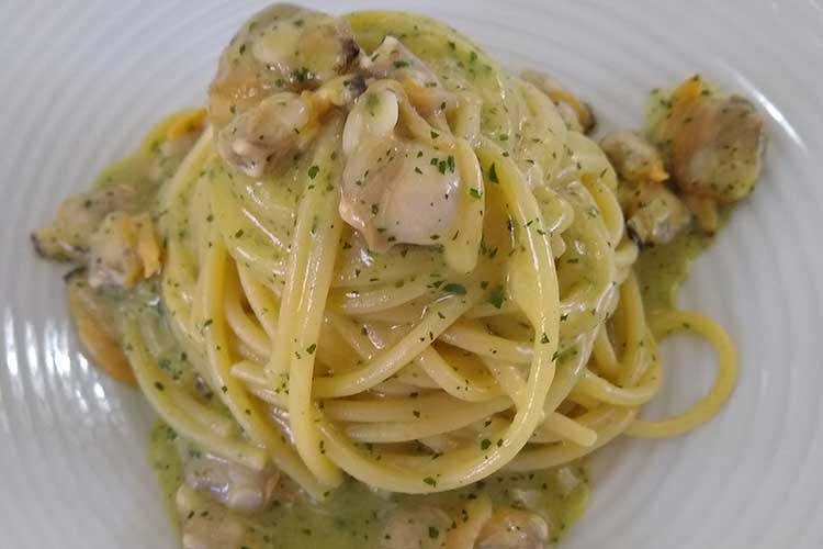 Spaghettone quadrato alle vongole Sfumature Gourmet punta sull'aperitivo e l'abbinamento bollicine-crudité