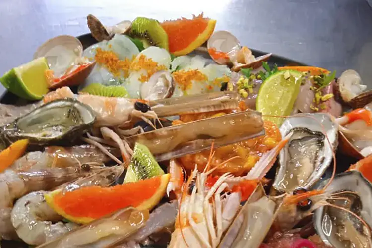 L'abbondante piatto di crudi serviti durante l'aperitivo al ristorante Sfumature Gourmet Sfumature Gourmet punta sull'aperitivo e l'abbinamento bollicine-crudit&eacute;