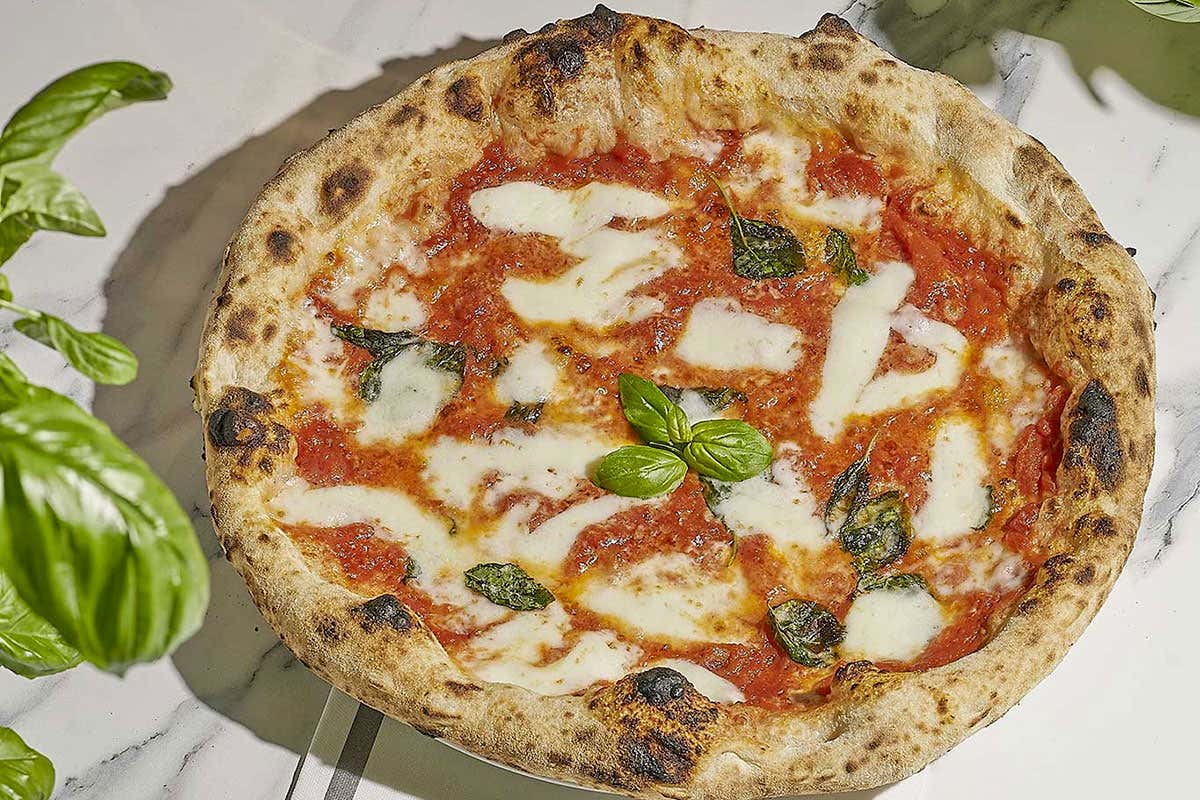 La pizza e il prosecco conquistano Napoli: grande evento con i maestri pizzaioli