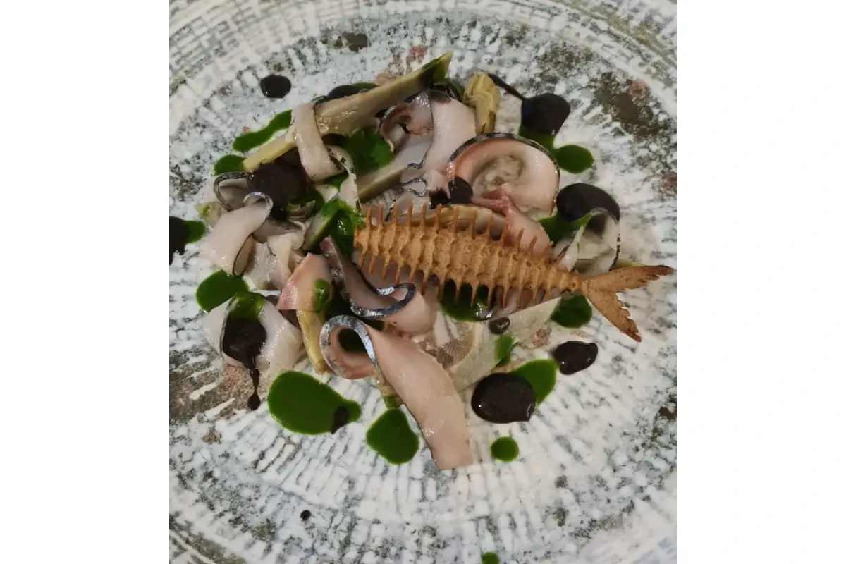 Sgombro marinato alle erbe bruciate, carciofi all’olio novello e aglio nero Cena a sei mani in Molise per esaltare i sapori d'autunno