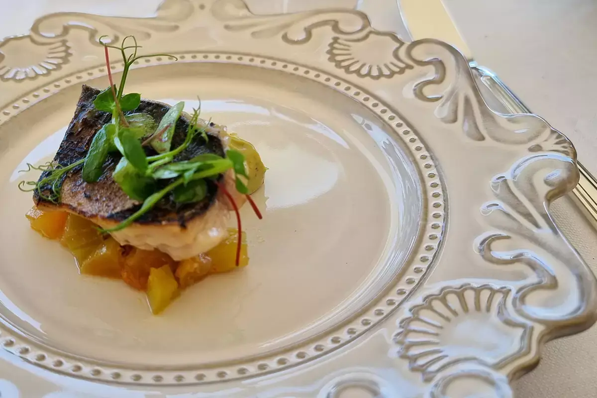 Sgombro, pistacchio e pomodoro marinato Il mare di Nikita Sergeev