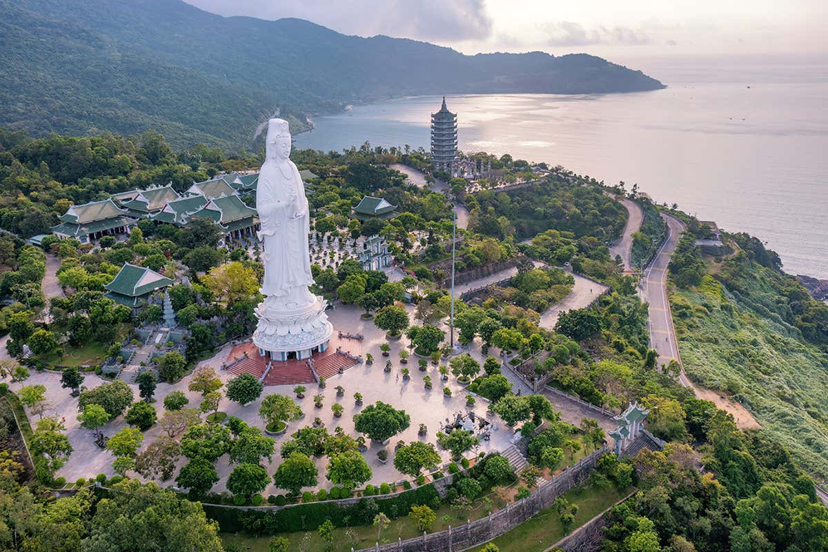 Pagode di Linh Ung e la gigantesca statua del Buddha
